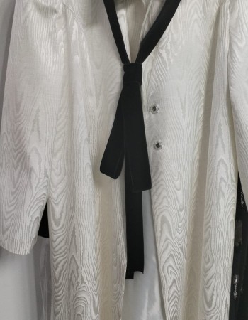 جاكيت ابيض موريه كرفته مخمل