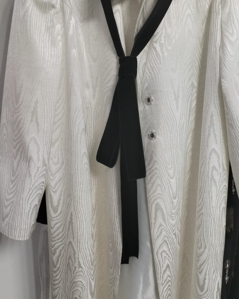 جاكيت ابيض موريه كرفته مخمل