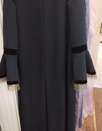 جاكيت كريب اسود كم جرس بشريط مخمل وتل نجوم ذهبي