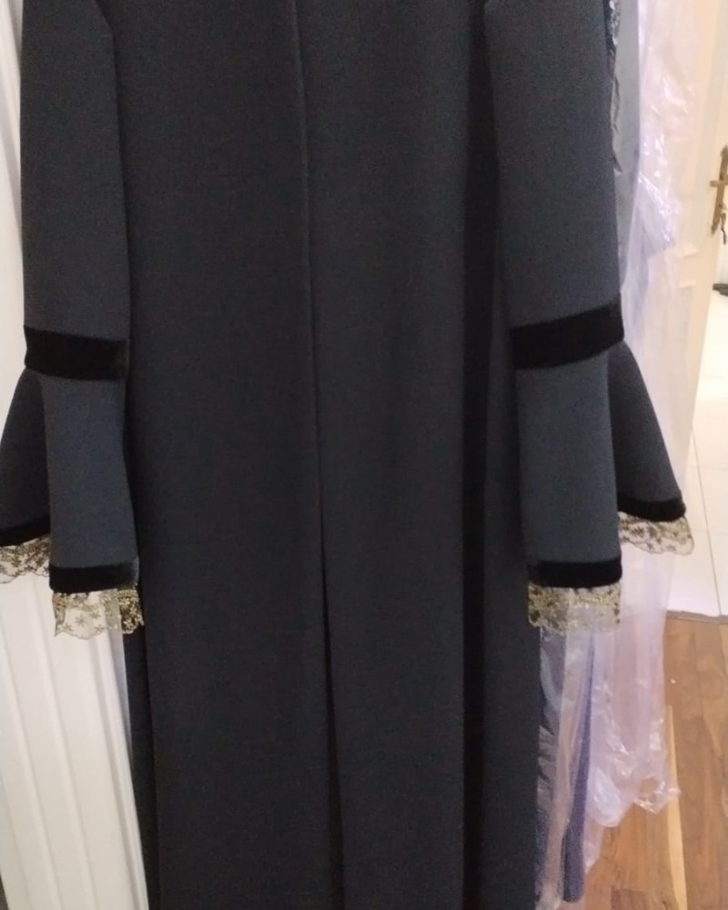 جاكيت كريب اسود كم جرس بشريط مخمل وتل نجوم ذهبي