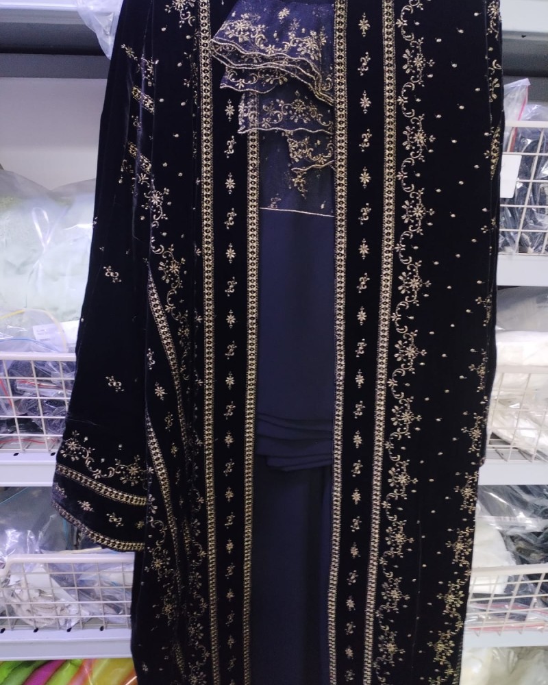 مشلح مخمل اسود مطرز ذهبي