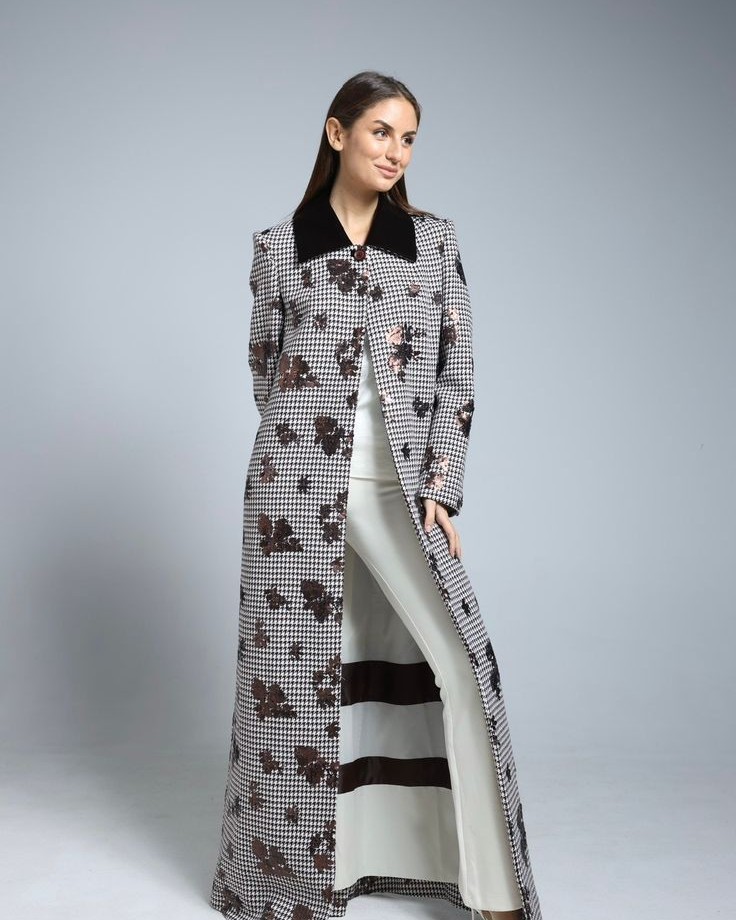 جاكيت مربعات بني واوف وايت مطرز ترتر بني ياقه قطيفه