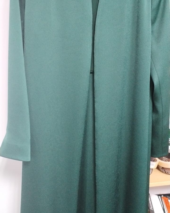 عبايه قماش ثقيل اخضر مكرمش