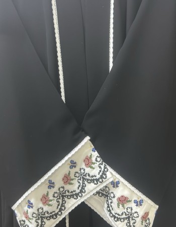 عباية كريب اسود مطرز كروستيج ديوك