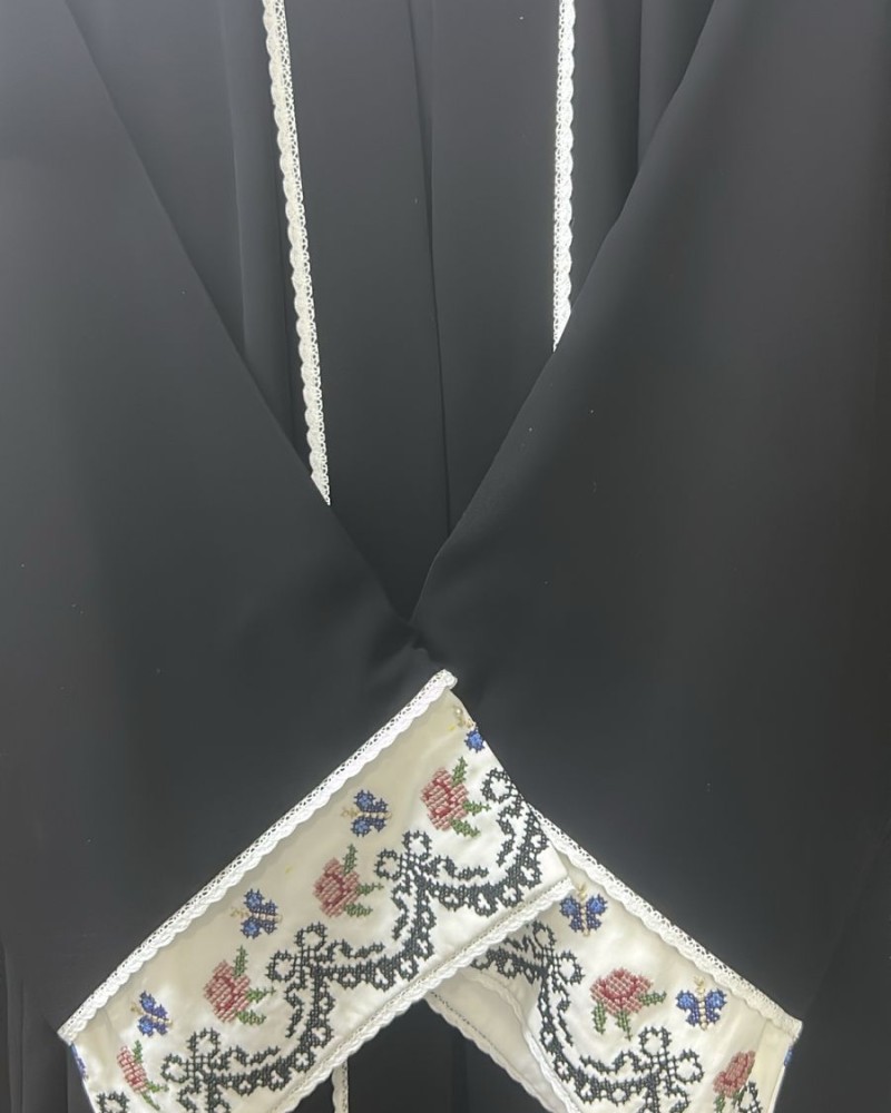 عباية كريب اسود مطرز كروستيج ديوك