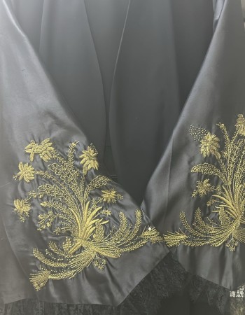 عباية كريب اسود كم مثلث تطريز ذهبي ال