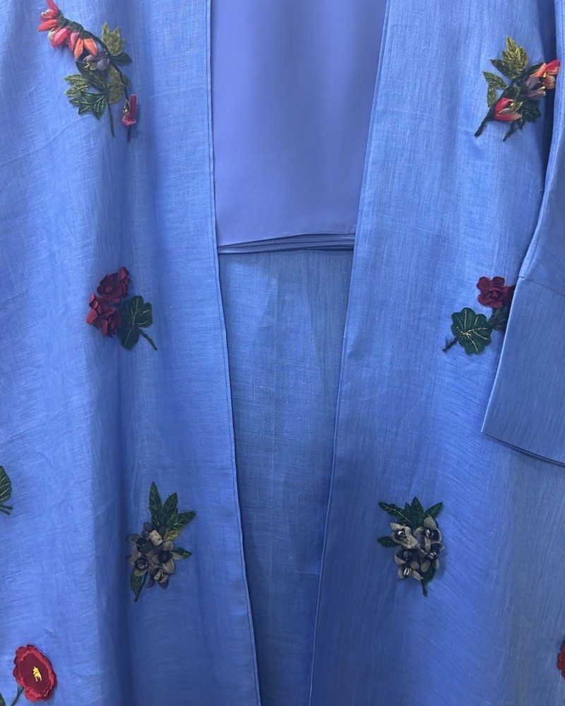 مشلح لنن ازرق مطرز ورود ملونه