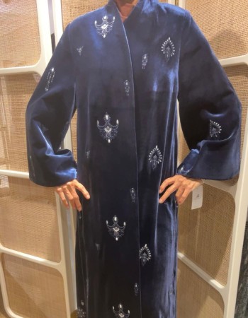 عبايه مخمل كحلي مطرز فضي كم كلوشه