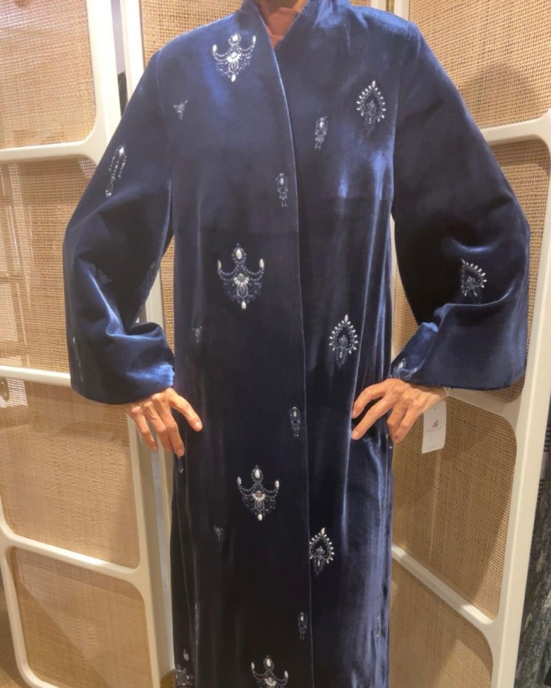 عبايه مخمل كحلي مطرز فضي كم كلوشه