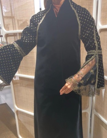 عبايه مخمل اسود رقلان مطرز ذهبي