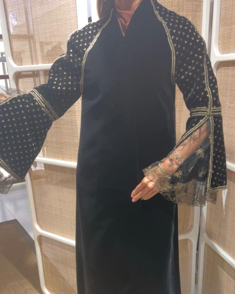 عبايه مخمل اسود رقلان مطرز ذهبي