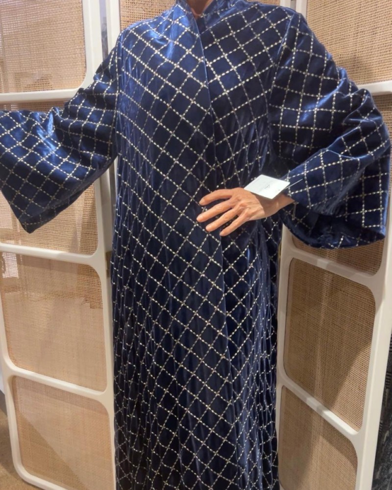 عبايه مخمل مطرز مربعات ذهبي كم كلوشه