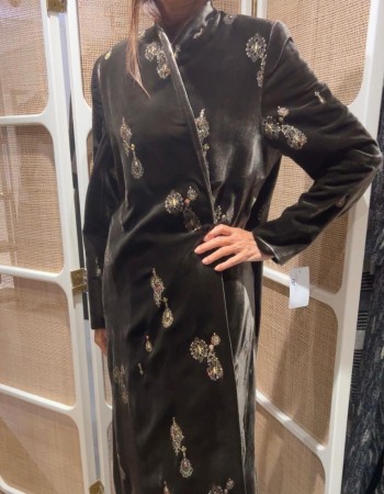 عبايه مخمل بني مطرز كم عادي