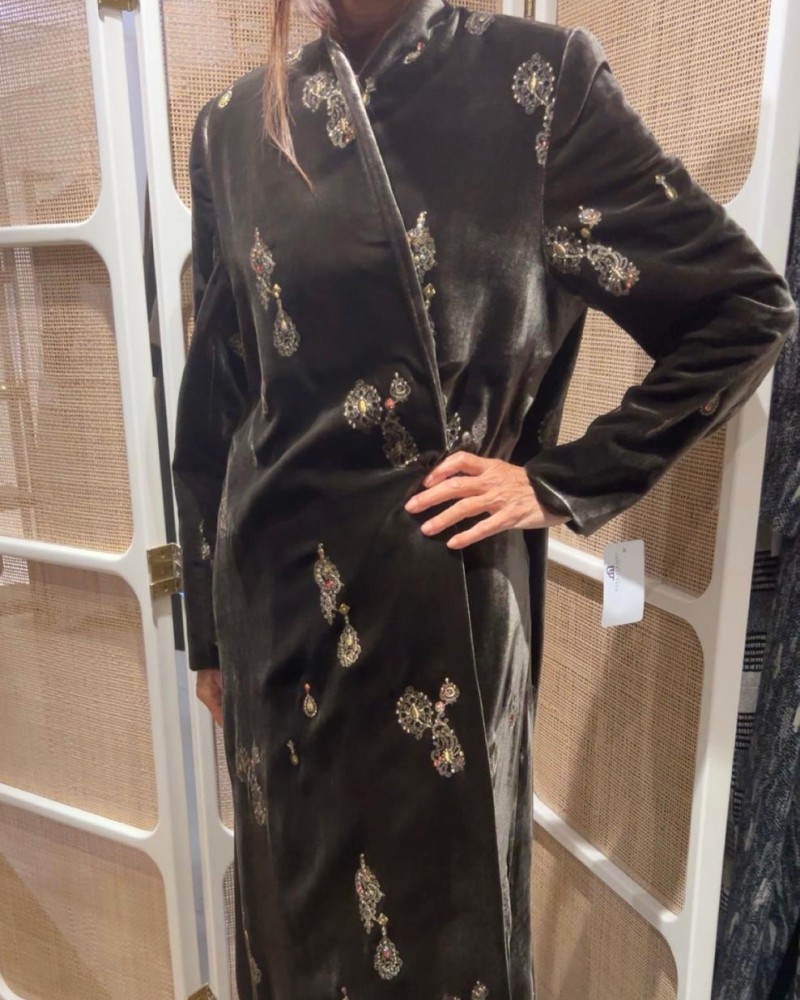 عبايه مخمل بني مطرز كم عادي