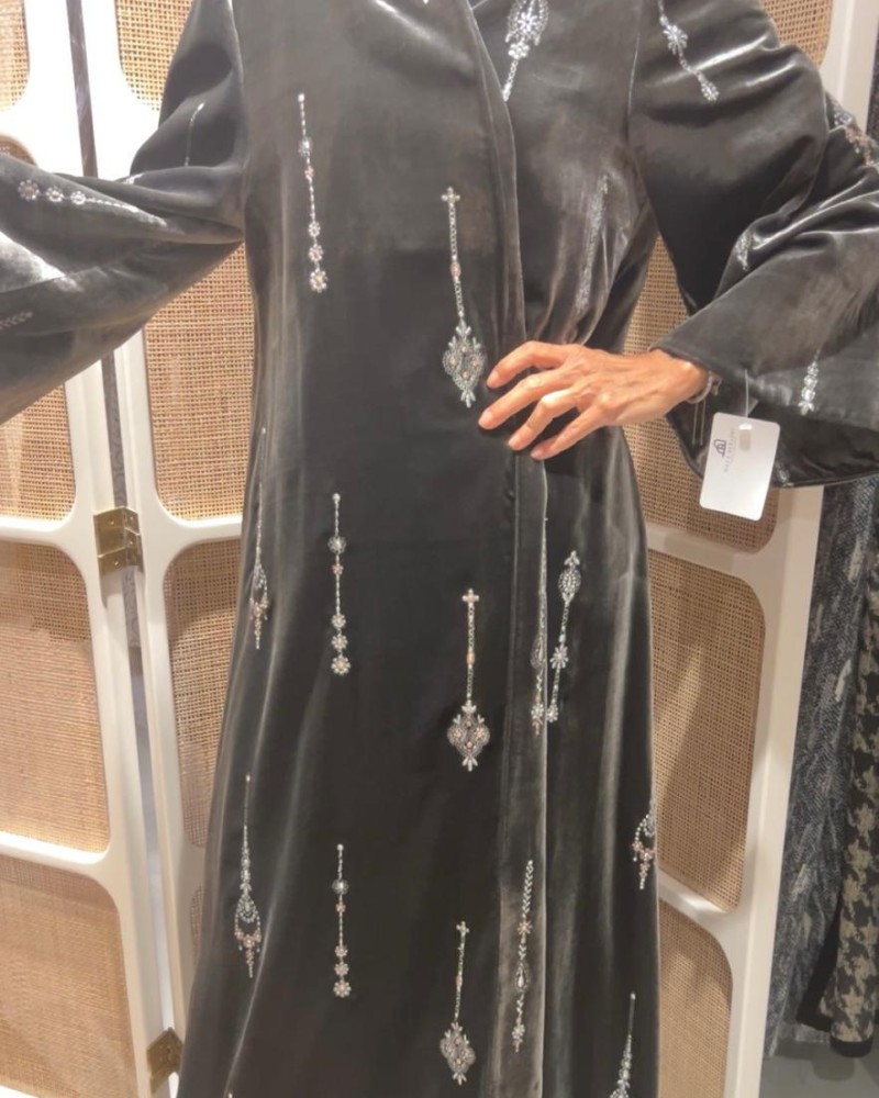 عبايه مخمل رمادي مطرز كم كلوشه