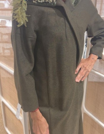 جاكيت صوف اخضر زيتي لياقه مخمل مع تطريز عصفور