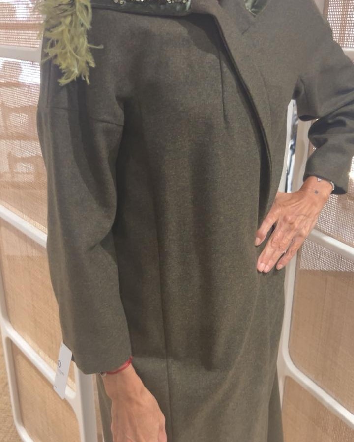 جاكيت صوف اخضر زيتي لياقه مخمل مع تطريز عصفور