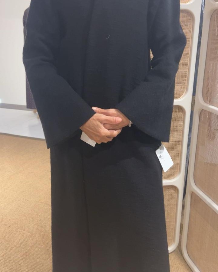 جاكيت لينين ثقيل أسود كم جرس مطرز ورد أسود