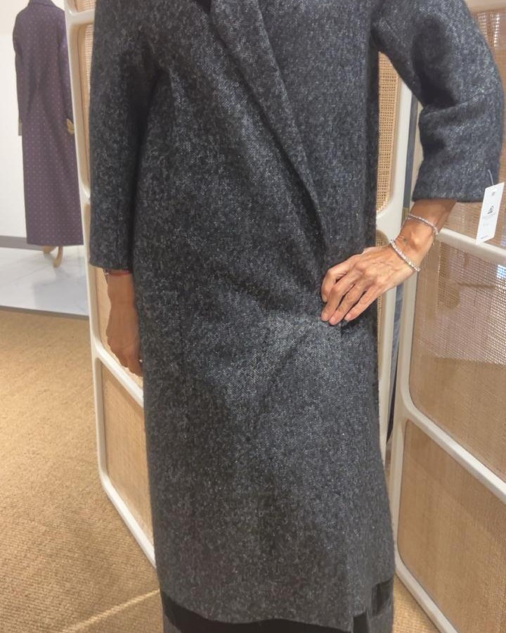 جاكيت صوف اسود مع خطين مخمل من تحت