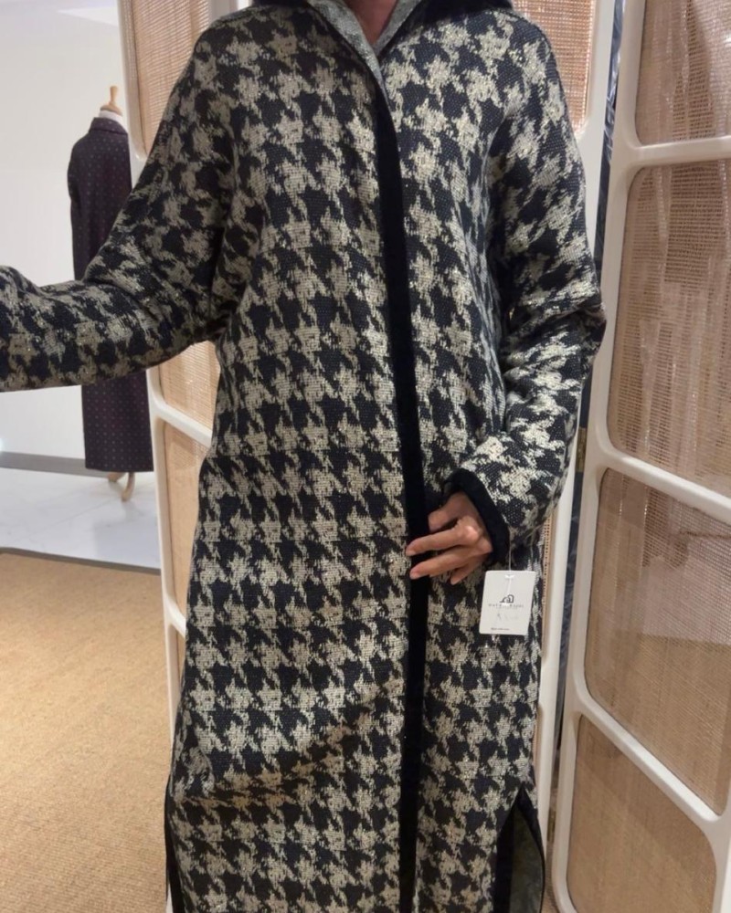 عبايه ثلاثي الابعاد ذهبي واسود مع هودي