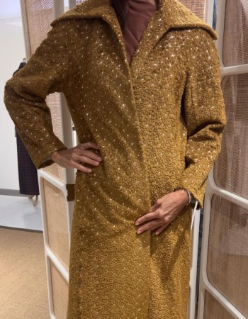 جاكيت فرو جملي مطرز ورد بيج