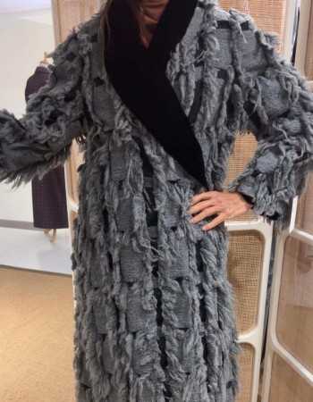 جاكيت فرو رمادي مبطن مخمل اسود