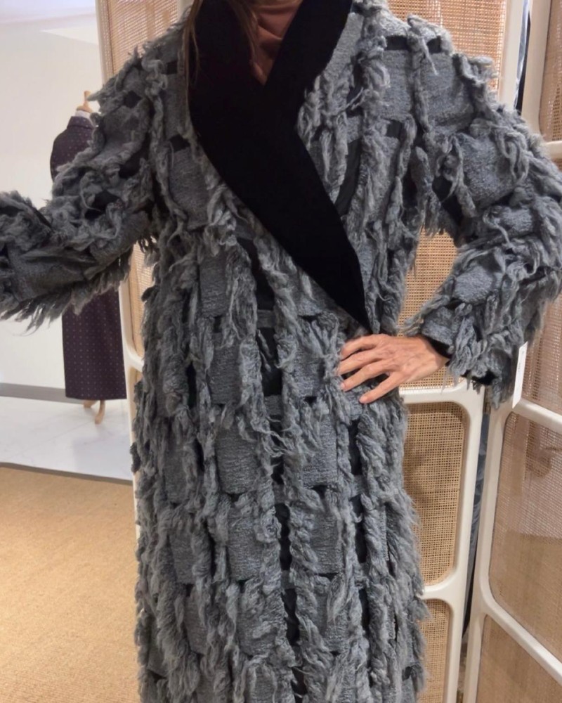 جاكيت فرو رمادي مبطن مخمل اسود