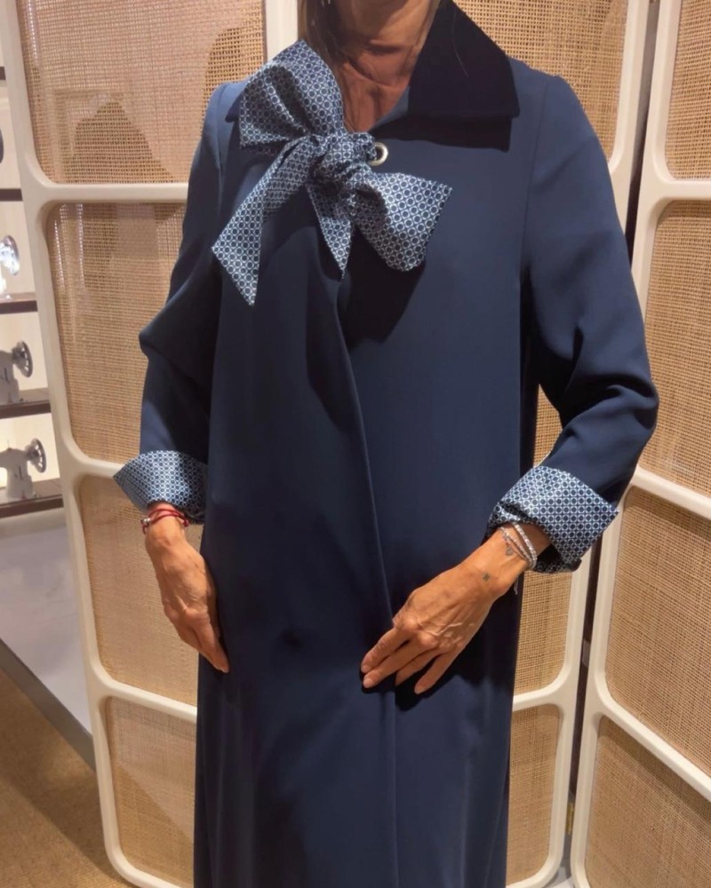 جاكيت كريب فرنسي كحلي لياقه مخمل مع سكارف