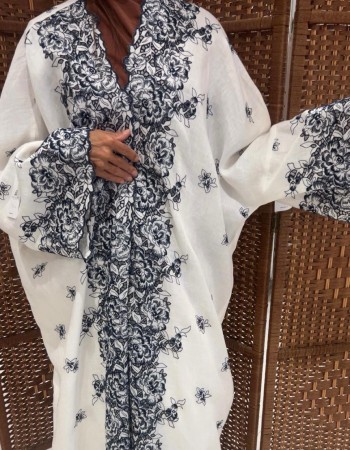 مشلح لنن ابيض مع دانتيل كحلي من الامام والكم