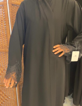 عبايه كريب اسود أكمام دنتيل أسود