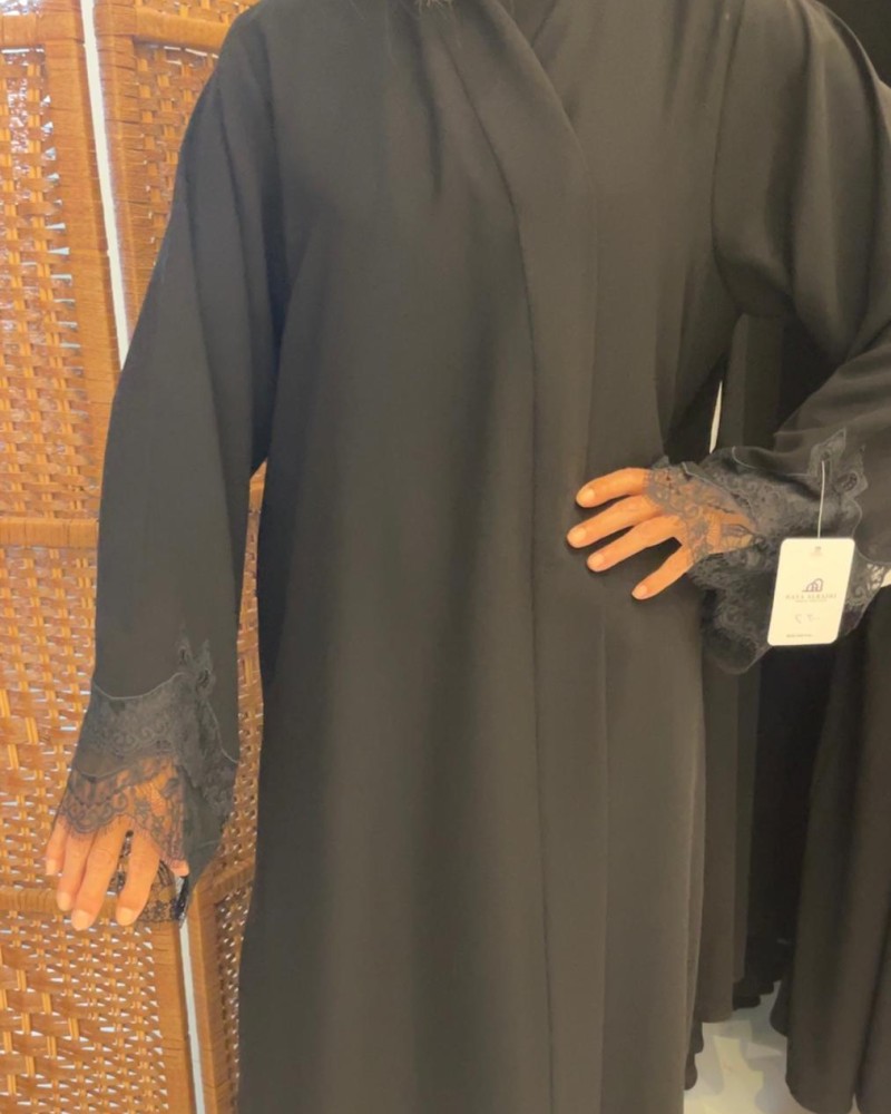 عبايه كريب اسود أكمام دنتيل أسود