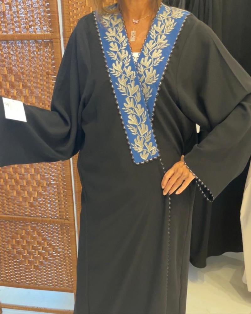 عبايه كريب اسود مطرز من الامام فضي