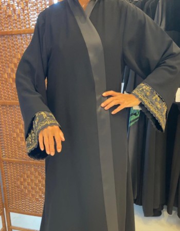 عبايه كريب اسود اكمام مطرز ذهبي