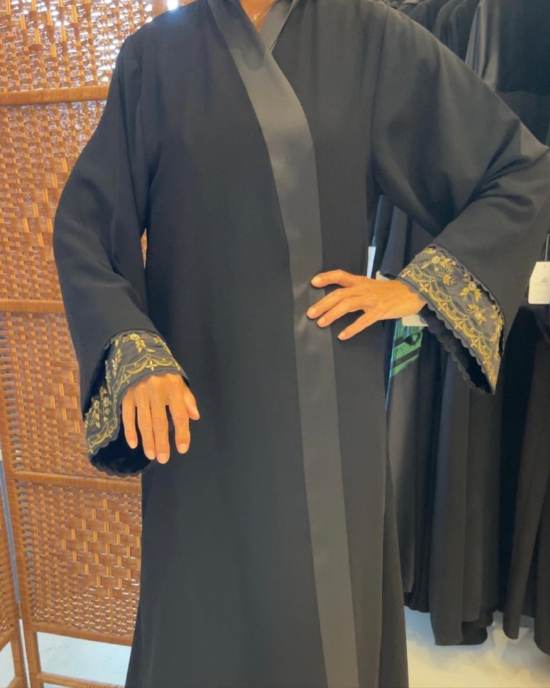عبايه كريب اسود اكمام مطرز ذهبي