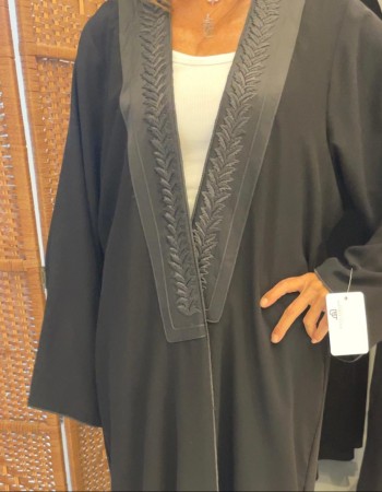 عبايه كريب اسود مطرز من الإمام أسود