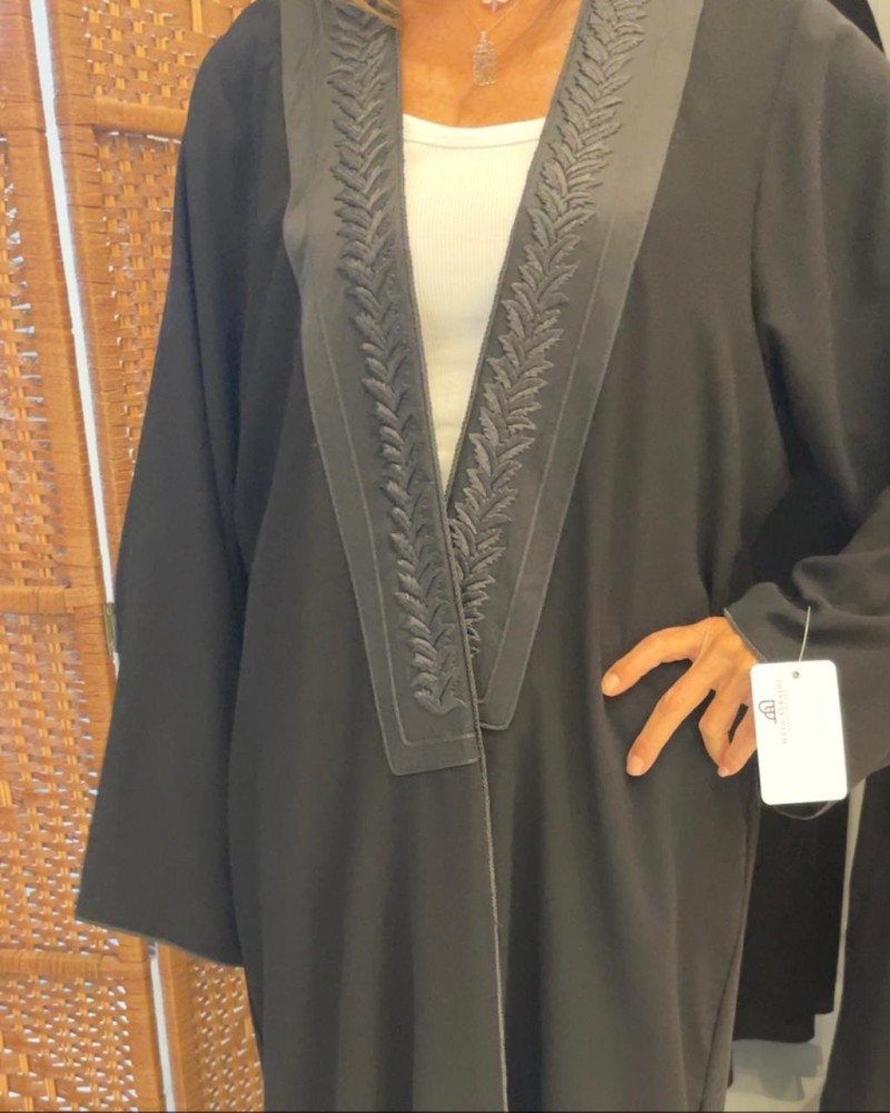 عبايه كريب اسود مطرز من الإمام أسود