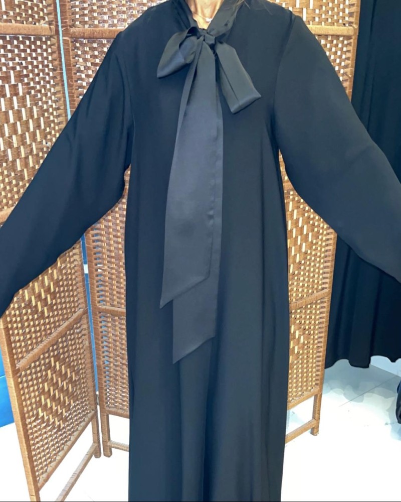 عبايه كريب اسود مع الستان