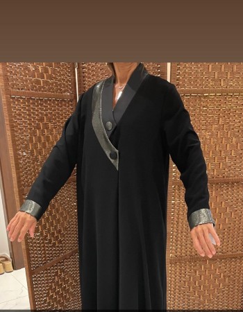 عبايه كريب اسود خطين وزرار لاميه اسود