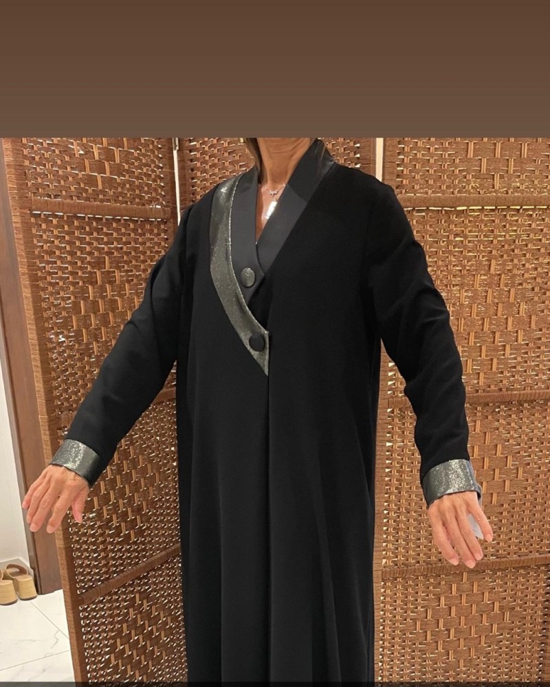 عبايه كريب اسود خطين وزرار لاميه برونز