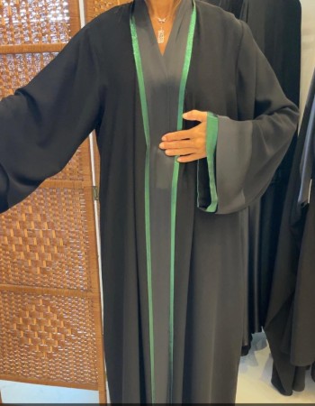عبايه كريب اسود لاميه اخضر
