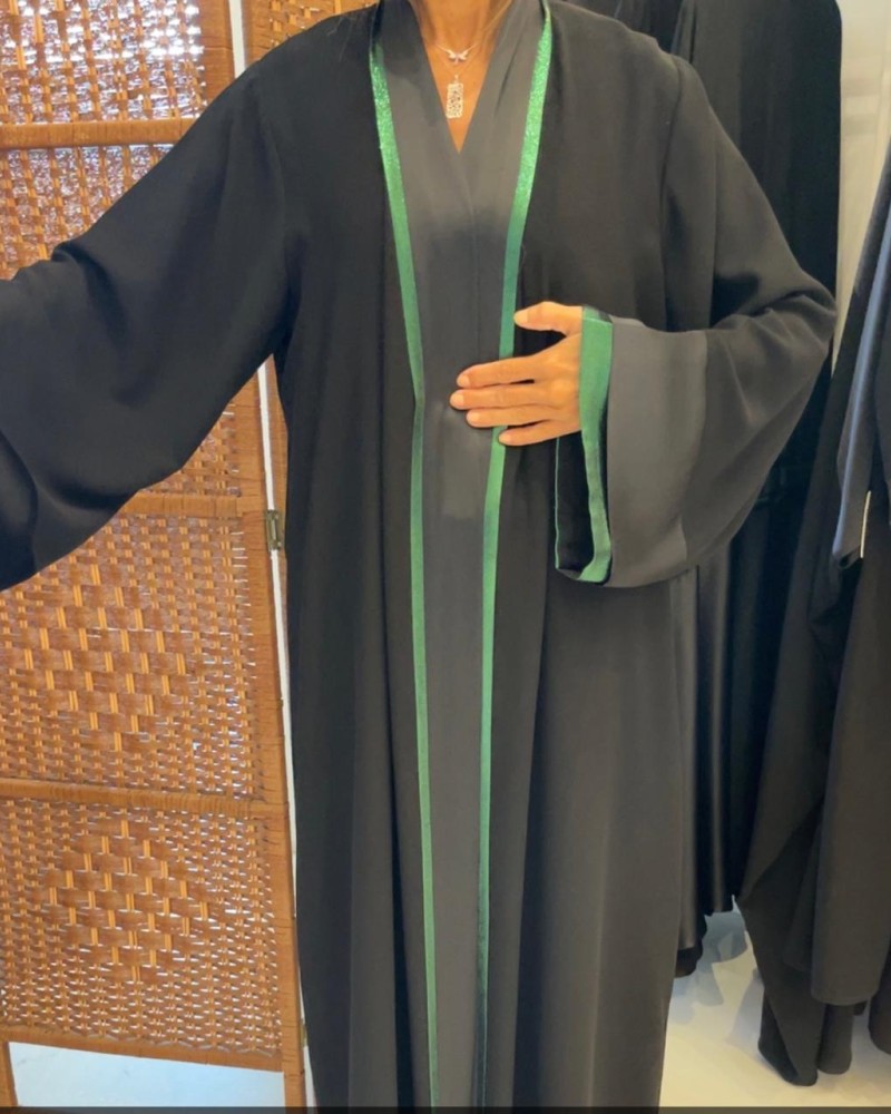 عبايه كريب اسود لاميه اخضر