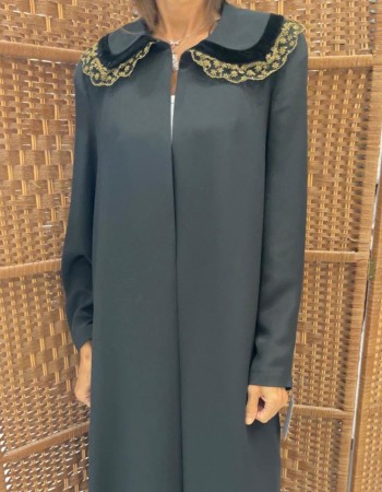 عبايه كريب اسود لياقه كول بيبي مع الدنتيل الذهبي والمخمل