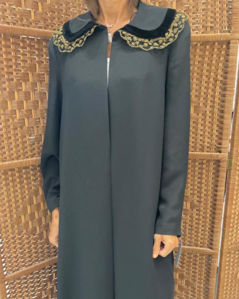 عبايه كريب اسود لياقه كول بيبي مع الدنتيل الذهبي والمخمل