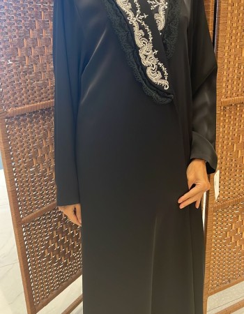 عباية مطرز دبل ستان - اسود - لياقة ملكي