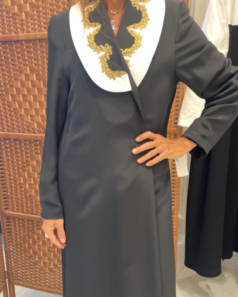 عباية كريب لياقة مطرز يدوي - اسود دهبي